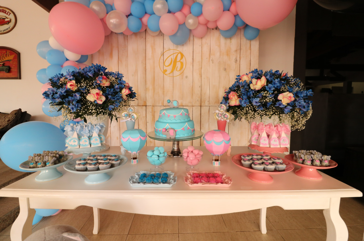 Baby Gender Reveal Blue-Pink Dual-Color Table Scene